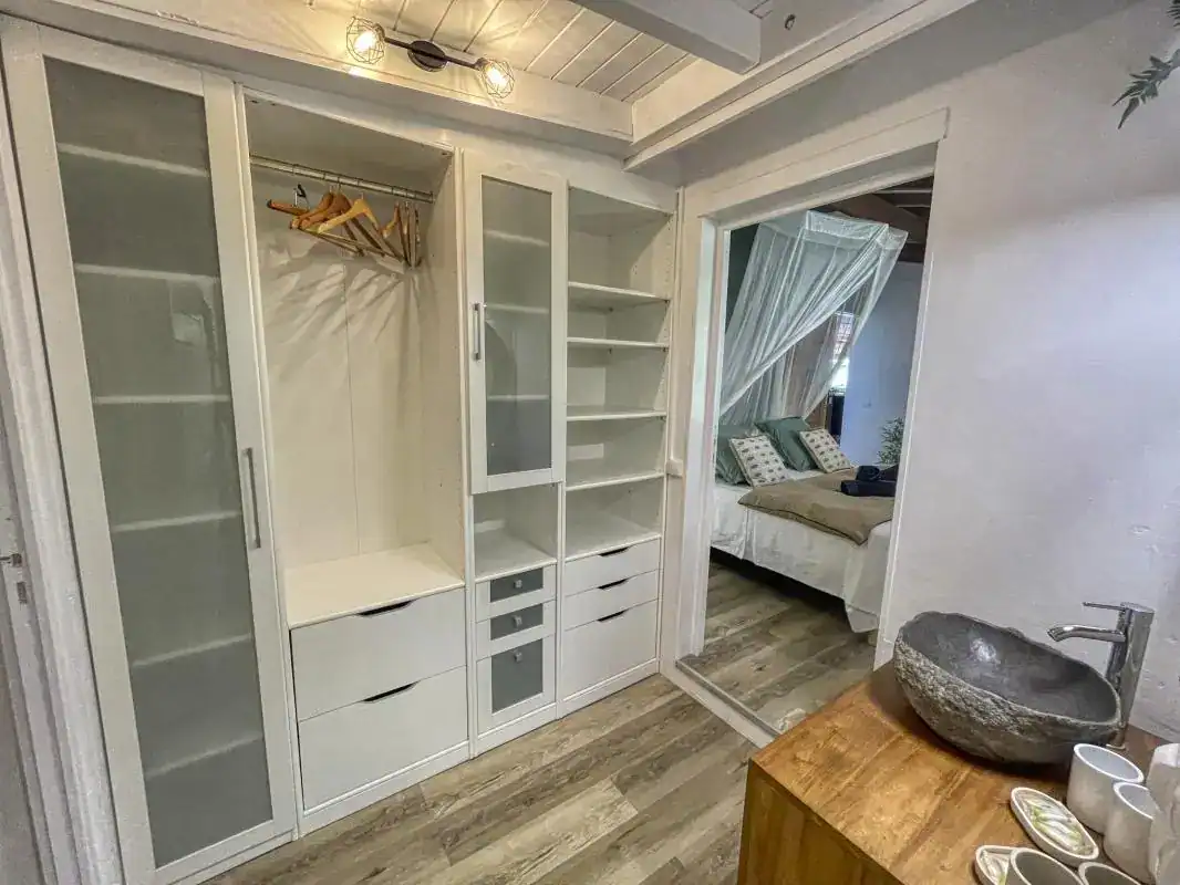 Villa O Karet - Dressing SdB chambre Nature et Argile